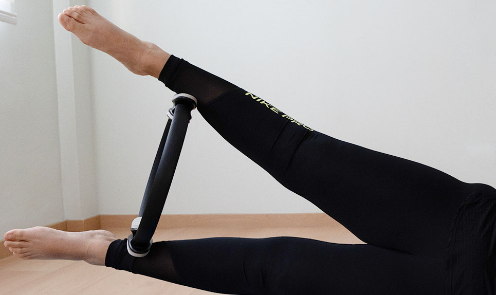 Aro en los tobillos para Pilates en Fisioterapia Idun
